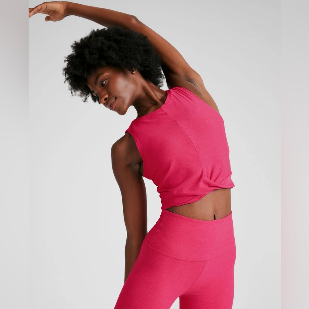 NWT beyond yoga Featherweight Center Stage Cropped Tank